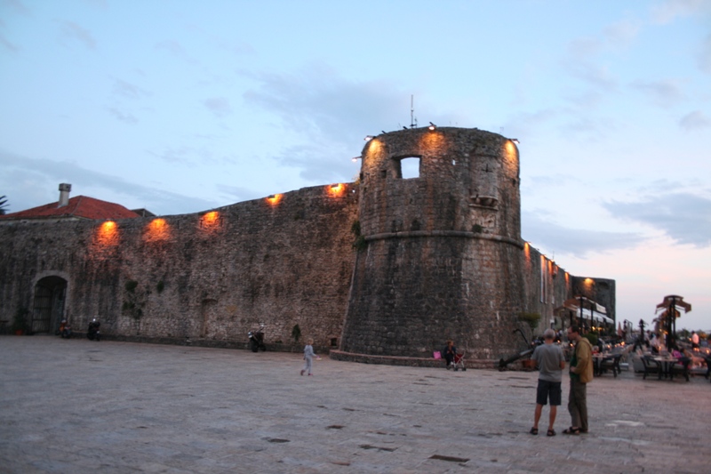 Būdvos citadelė - savo sienomis apjuosianti senamiestį